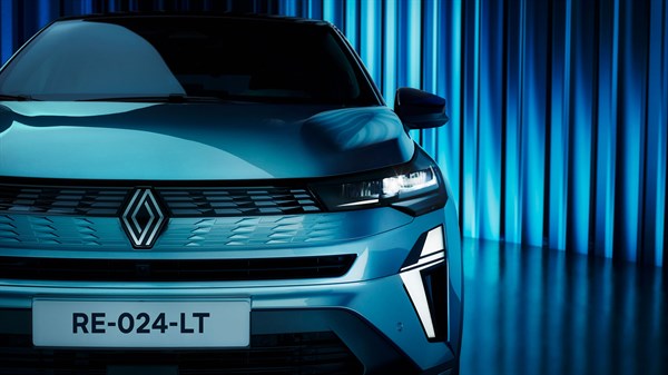 Sprednji del Renault Symbioz, poudarjen logotip in maska vozila.