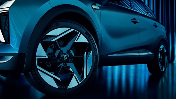 Povečan prikaz platišča in pnevmatike Renault Symbioz.