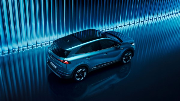 Renault Symbioz, pogled od zadaj in zgoraj, osvetljen z modro svetlobo.