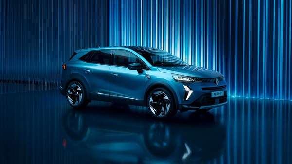 Renault Symbioz pogled od spredaj z modro svetlobo v studiu.