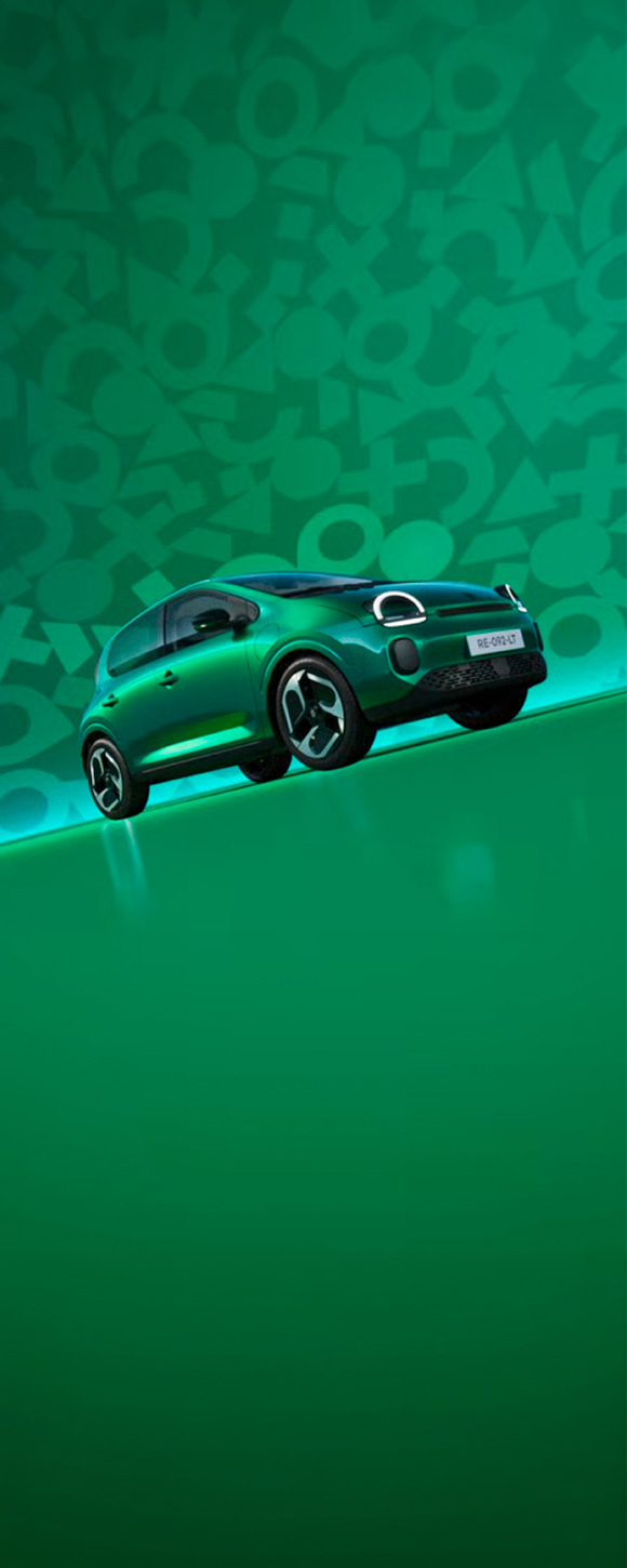 Zeleni Renault Twingo E-Tech electric, sprednji pogled na zelenem studijskem ozadju.
