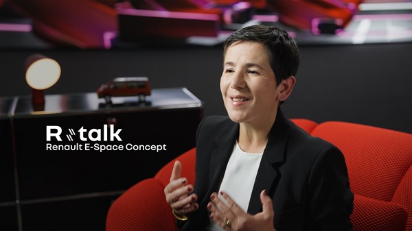 Renault E-Space Concept R-talk - sogovornica v rdečem naslanjaču z maketo vozila v ozadju.