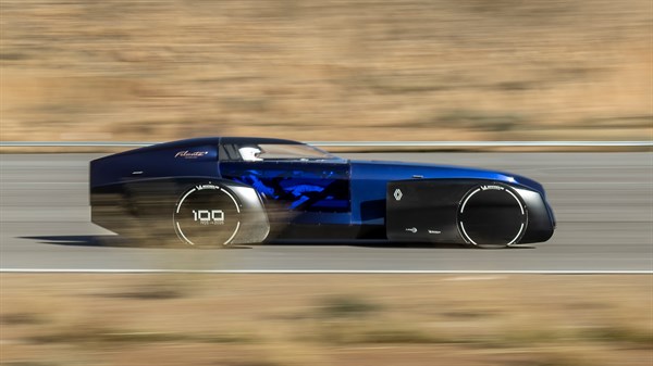 Moder Renault Filante Record 2025, med vožnjo po cesti v puščavskem okolju.