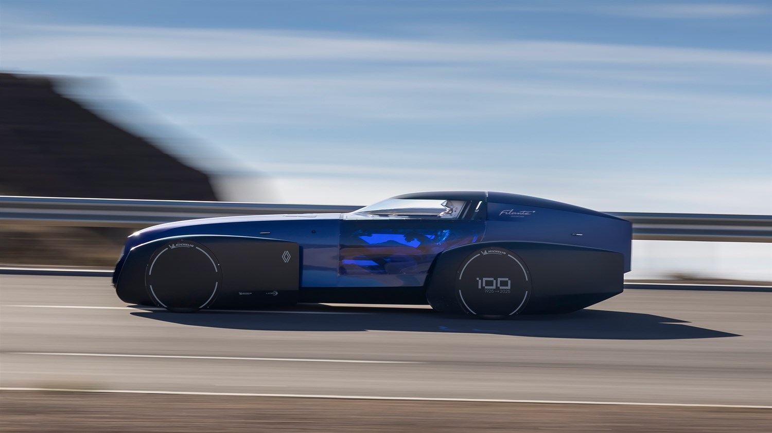 Moder Renault Filante Record 2025, konceptno vozilo med vožnjo po cesti.