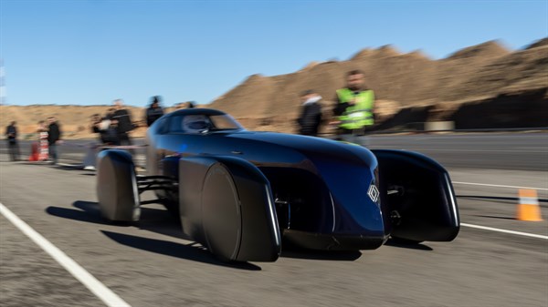 Moder Renault Filante Record 2025, konceptno vozilo na cesti, v ozadju stoji skupina ljudi.