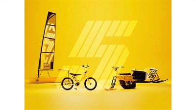 Različni športni predmeti in kolesa v rumeni barvi z logotipom številke 5 na rumeni podlagi.

