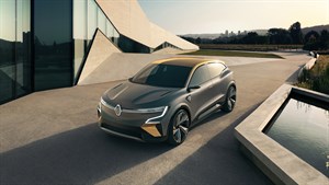 Električni Renault Megane parkiran pred sodobno zgradbo.