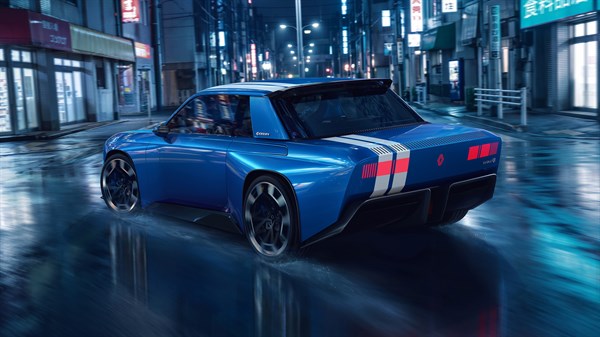 Modri Renault 8 Gordini - pogled od zadaj na mestni ulici ponoči