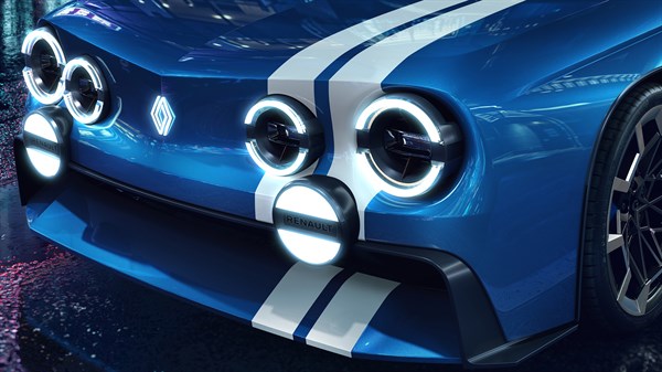 Modri Renault 8 Gordini - bližnji pogled na sprednji del z motornim pokrovom v obliki črke V
