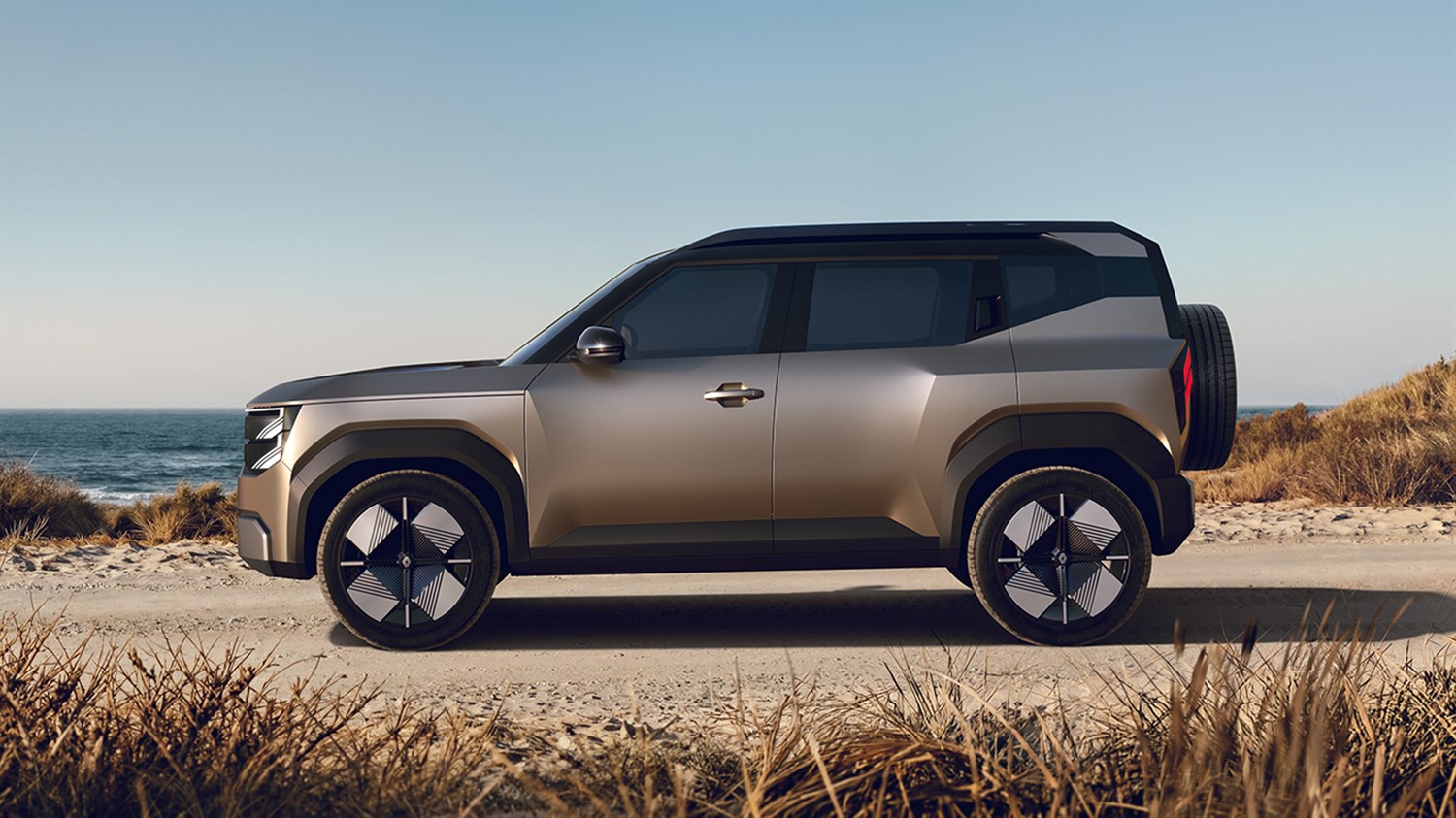 Renault Bridger Concept, bočni pogled na kompaktni SUV ob obalni cesti.