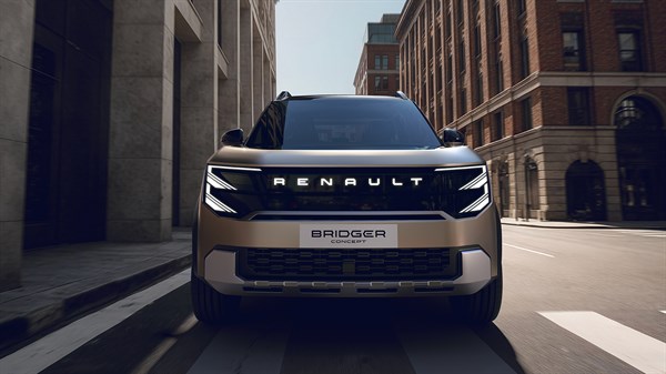 Renault Bridger Concept, pogled od spredaj med vožnjo po mestni ulici.