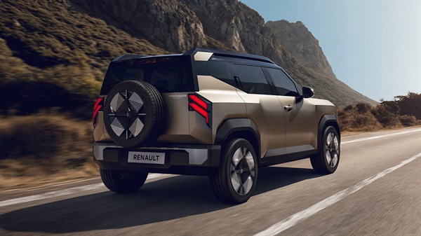 Renault Bridger Concept, pogled od zadaj med vožnjo po gorski cesti.