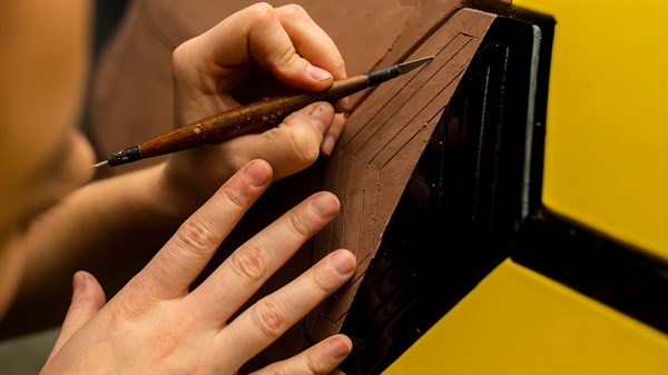 Ročno graviranje lesenega elementa na konceptnem vozilu Renault.