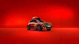 Reševalno vozilo Renault z oznako "Sapeurs Pompiers" na rdeči podlagi, opremljeno z rumeno-črnimi varnostnimi oznakami, prikazano kot koncept Vision Rescue.