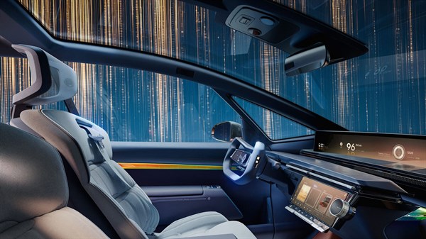 Notranjost Renault R-Space Lab s panoramsko streho, velikim zaslonom openR panorama in kompaktnim volanom.