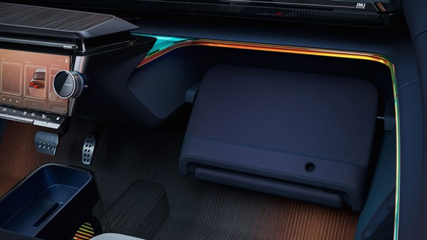 Večnamenski predal v notranjosti Renault R-Space Lab, ki se lahko spremeni v naslon za noge.