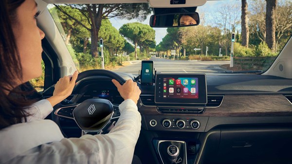 Notranjost dostavnega vozila Kangoo Passenger s pozornostjo na volanskem obroču, multimediji in pogledu skozi vetrobransko steklo.