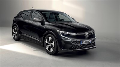 Renault Megane E-Tech v elegantni črni barvi, predstavljen v studijskem okolju s pogledom od spredaj pod kotom.