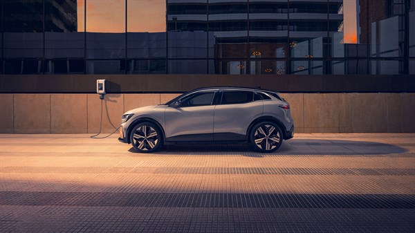  100 % električni Renault Megane E-Tech – polnjenje