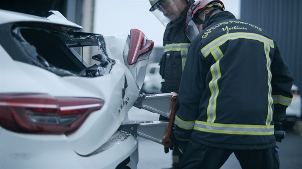 passenger extrication - Renault and firefighters