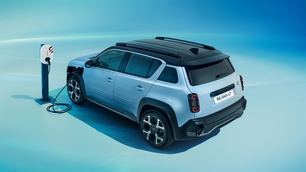 Modro električno vozilo, pogled od zadaj v tričetrtinskem kotu, priključeno na polnilno postajo na modrem ozadju.