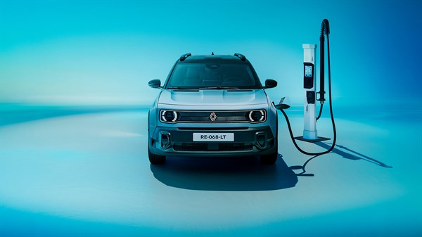 Renault 4 bele barve, sprednji pogled pri polnilni postaji na turkiznem ozadju.