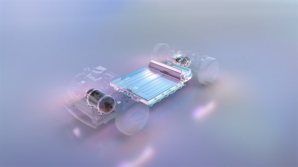 Prikaz baterijskega sklopa in električnih komponent vozila na svetlem, meglenem ozadju.