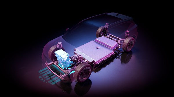 Slika prikazuje električno vozilo s poudarkom na njegovem pogonskem sklopu.