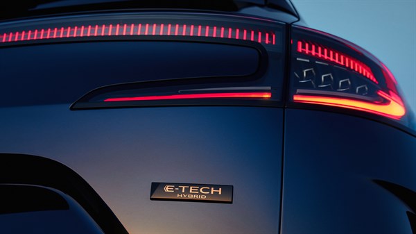 E-Tech full hybrid - electric driving - Renault