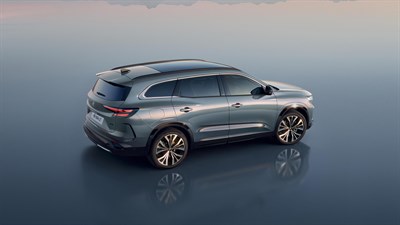 Parkirano vozilo Renault E-Tech, v ozadju gore.