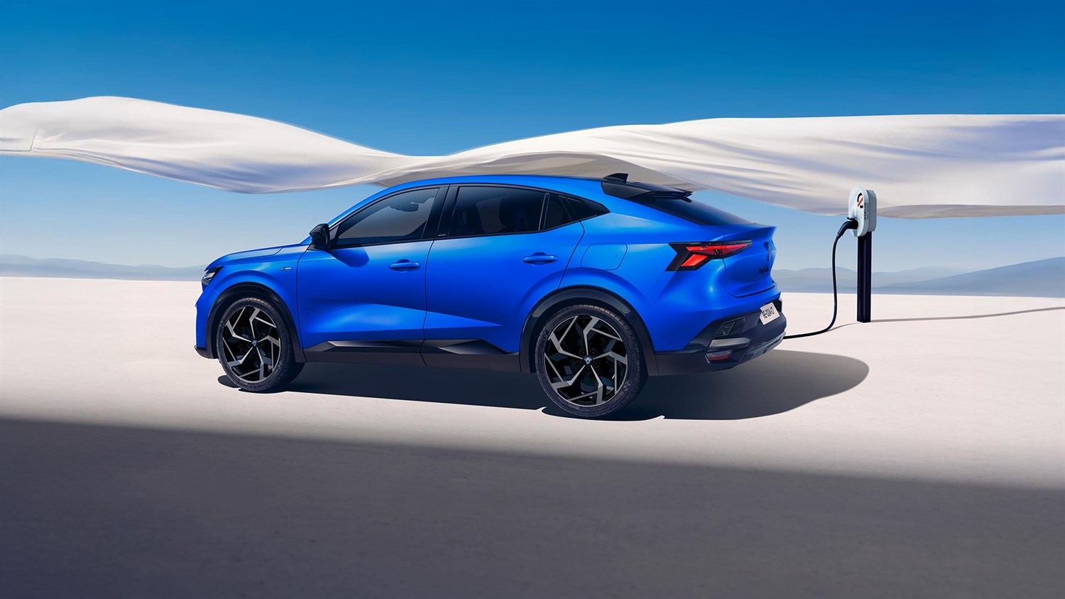 Električni Renault Rafale priključen na polnilnico, pogled od zadaj in s strani.

