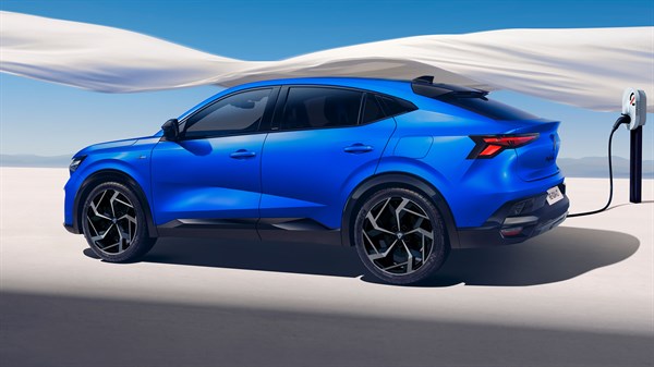 Električni Renault Rafale priključen na polnilnico, pogled od zadaj in s strani.
