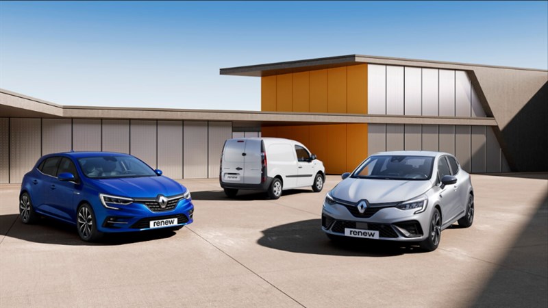 Dve osebi pred modrim Renault vozilom, ena oblečena v zelen pulover.
