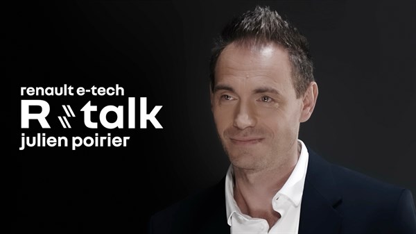 Julien Poirier v pogovoru R talk Renault e-tech, na črnem ozadju z gumbom za predvajanje.